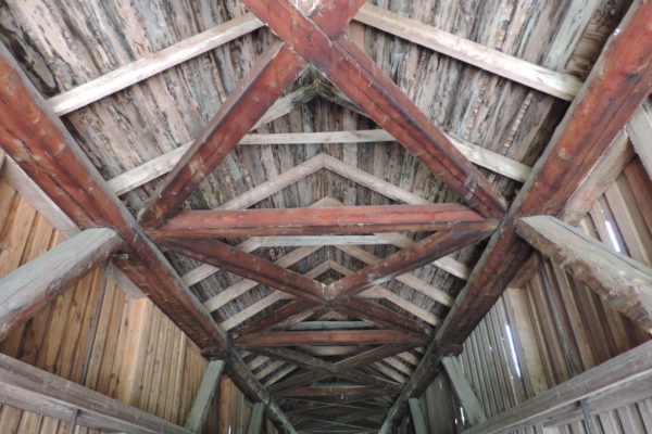 Taket inne i Hammer bru, med kryssfagverk i tre