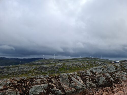 Vindmøller på Sørmarksfjellet, med skyet himmel