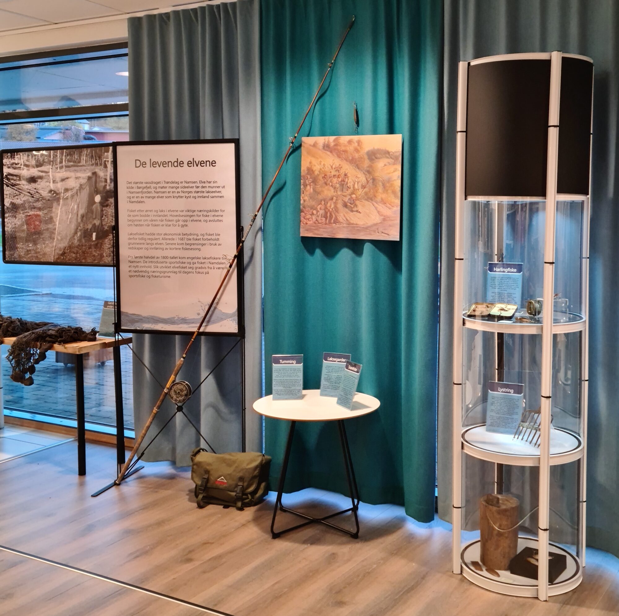 Bildet viser gjenstander og tekster fra utstillingen om fiske
